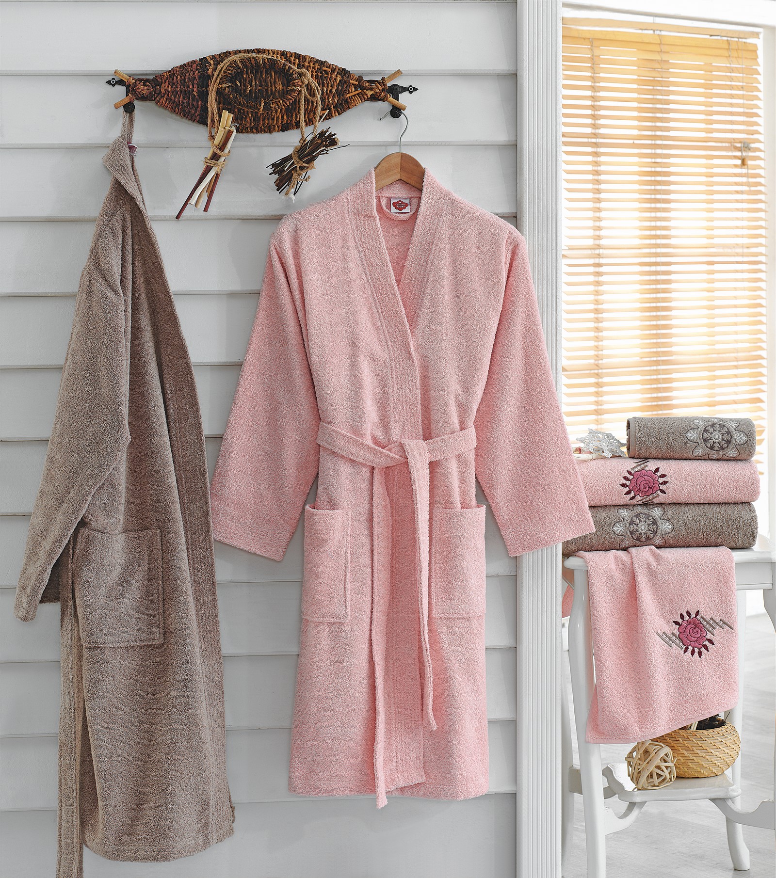 Familie badjas set geborduurd s/m & m/l poeder/beige